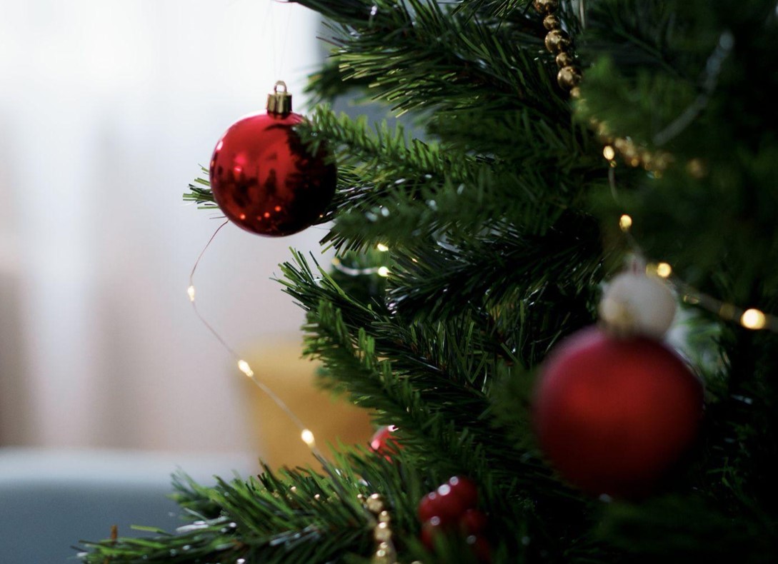 How Christmas Garlands Create Warmth and Healing